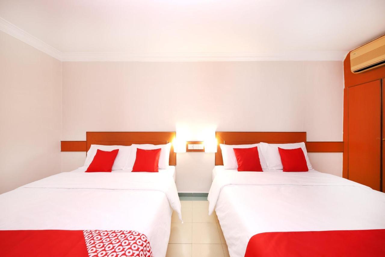 Oyo 764 Hotel Famous Inn Малакка Экстерьер фото