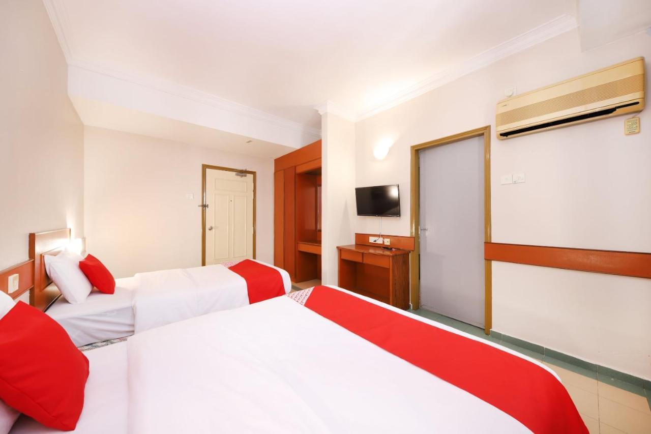 Oyo 764 Hotel Famous Inn Малакка Экстерьер фото
