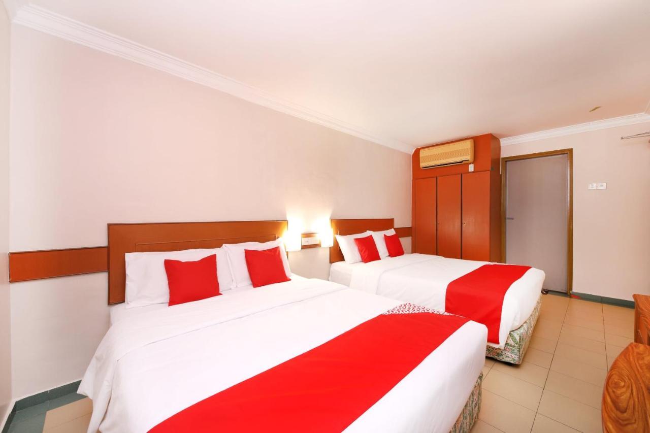 Oyo 764 Hotel Famous Inn Малакка Экстерьер фото