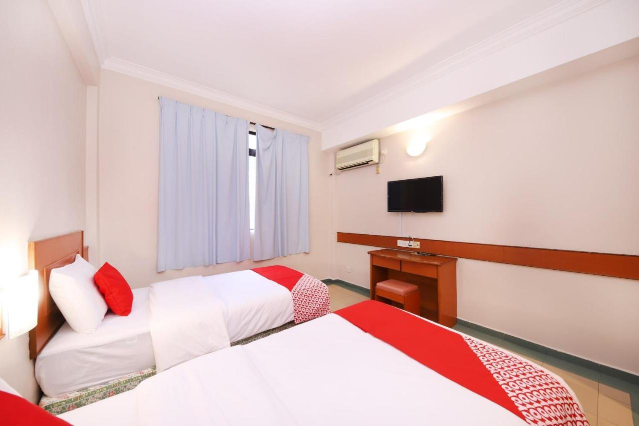 Oyo 764 Hotel Famous Inn Малакка Экстерьер фото