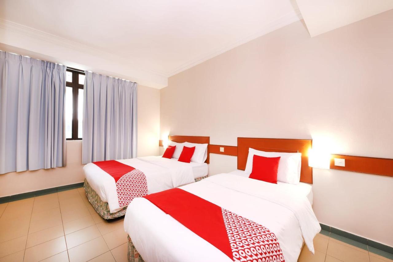 Oyo 764 Hotel Famous Inn Малакка Экстерьер фото