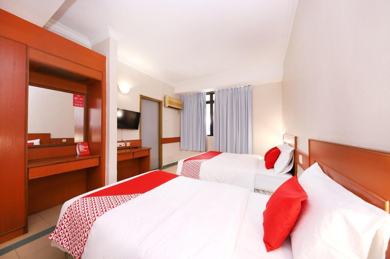 Oyo 764 Hotel Famous Inn Малакка Экстерьер фото