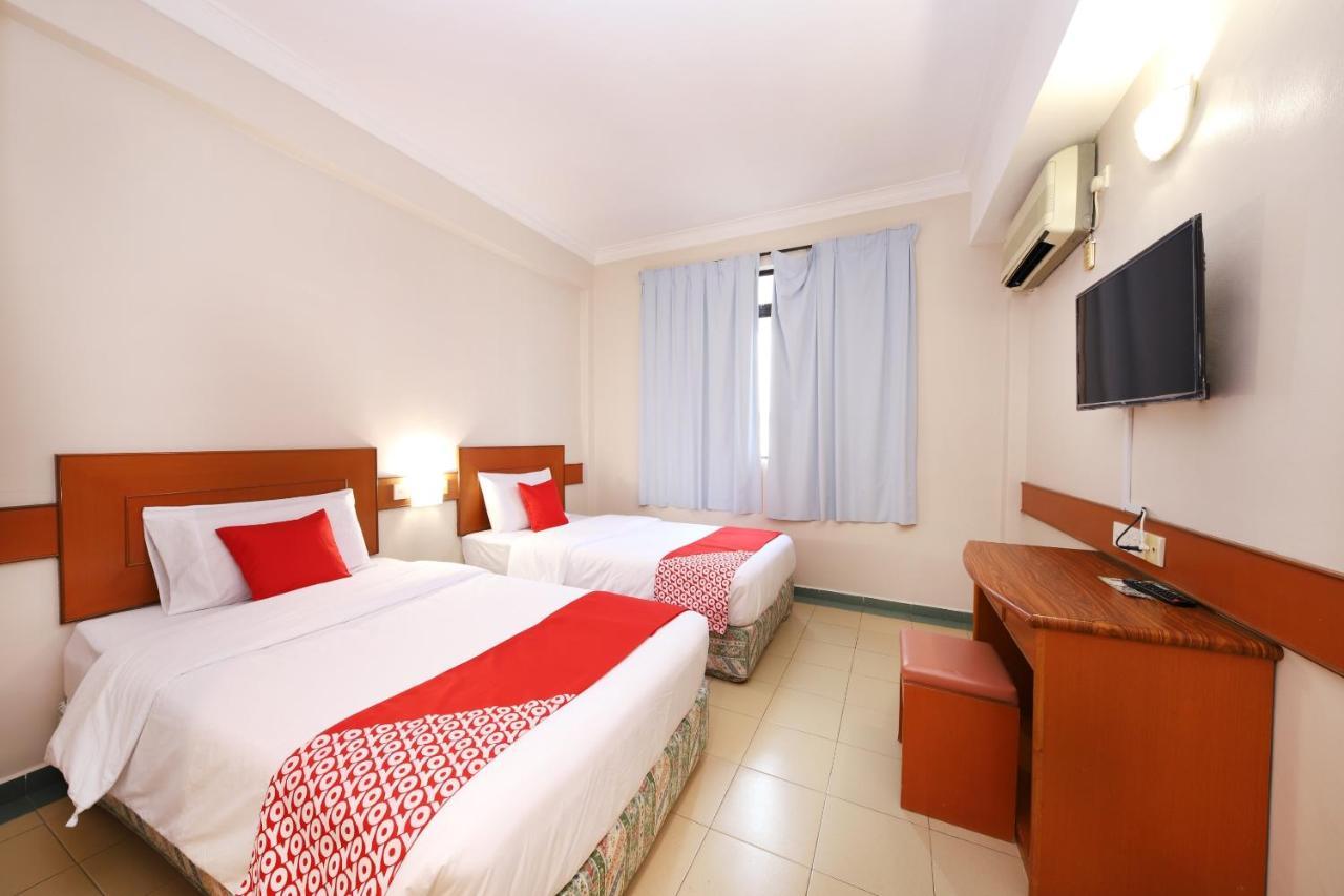 Oyo 764 Hotel Famous Inn Малакка Экстерьер фото