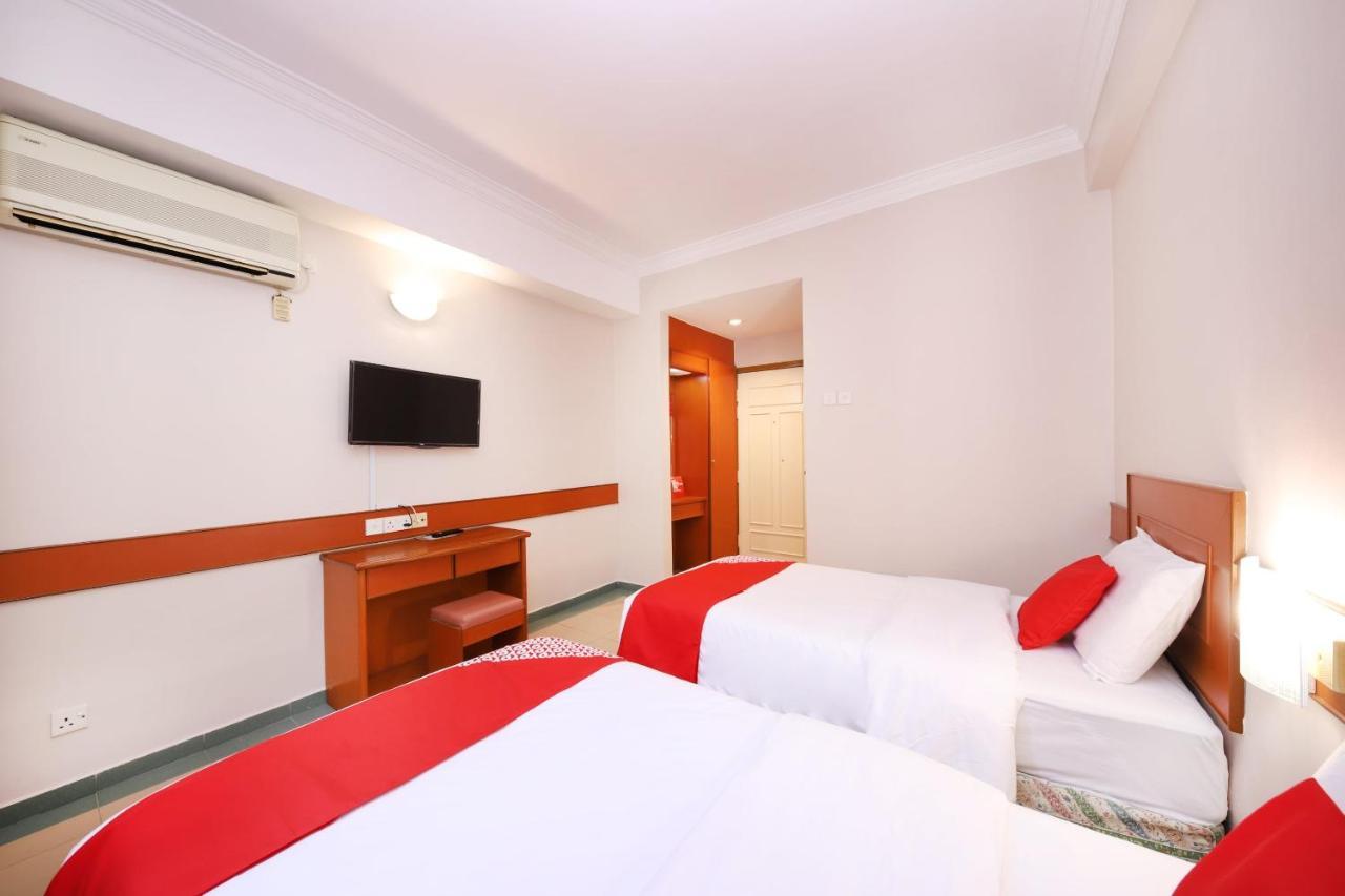 Oyo 764 Hotel Famous Inn Малакка Экстерьер фото