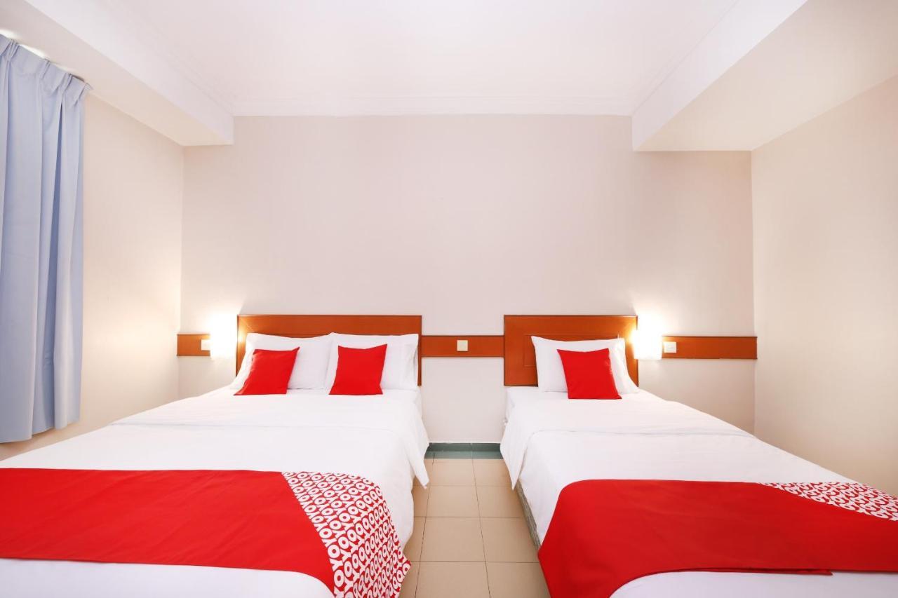 Oyo 764 Hotel Famous Inn Малакка Экстерьер фото