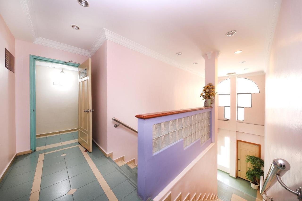 Oyo 764 Hotel Famous Inn Малакка Экстерьер фото