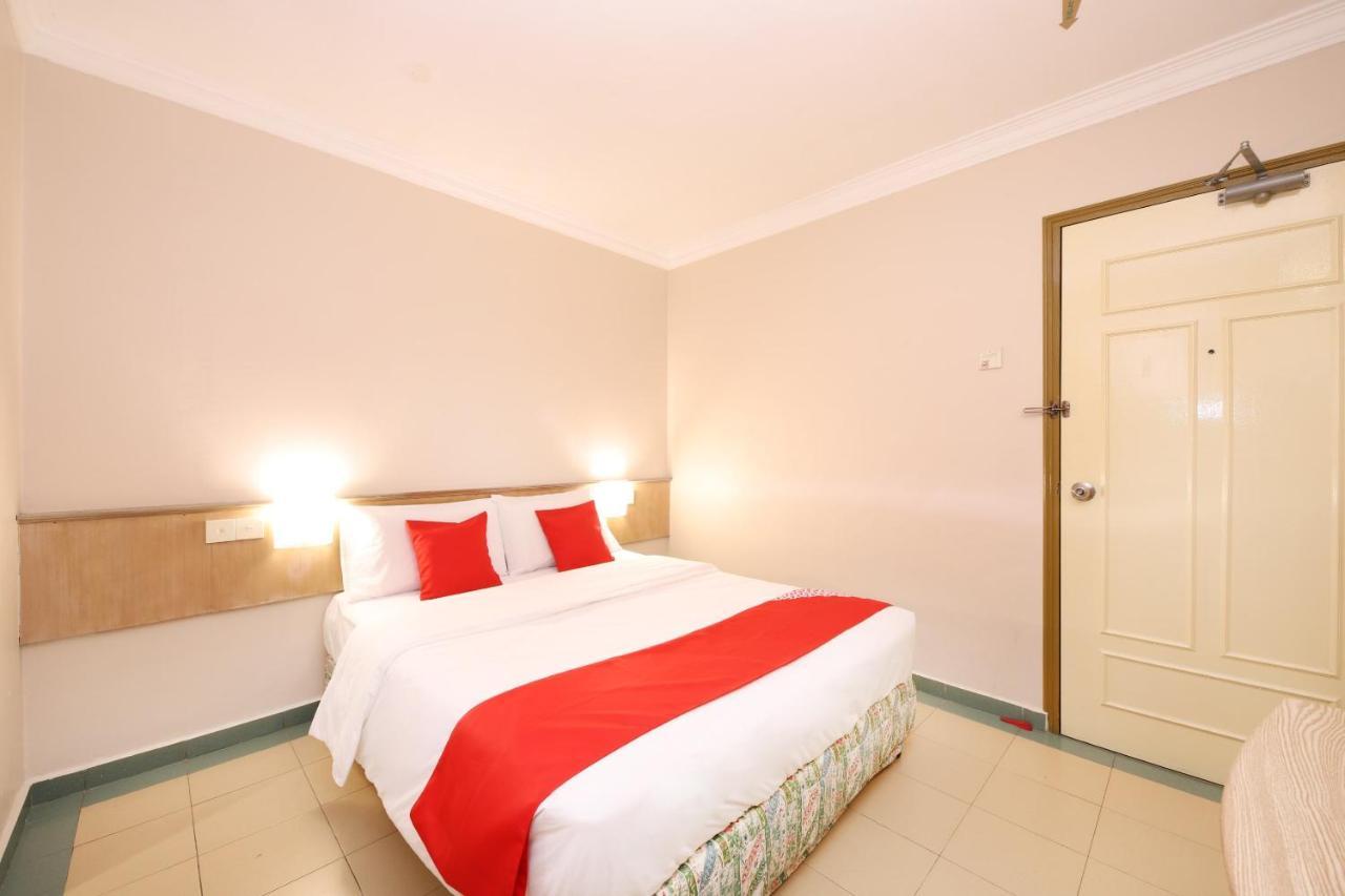 Oyo 764 Hotel Famous Inn Малакка Экстерьер фото