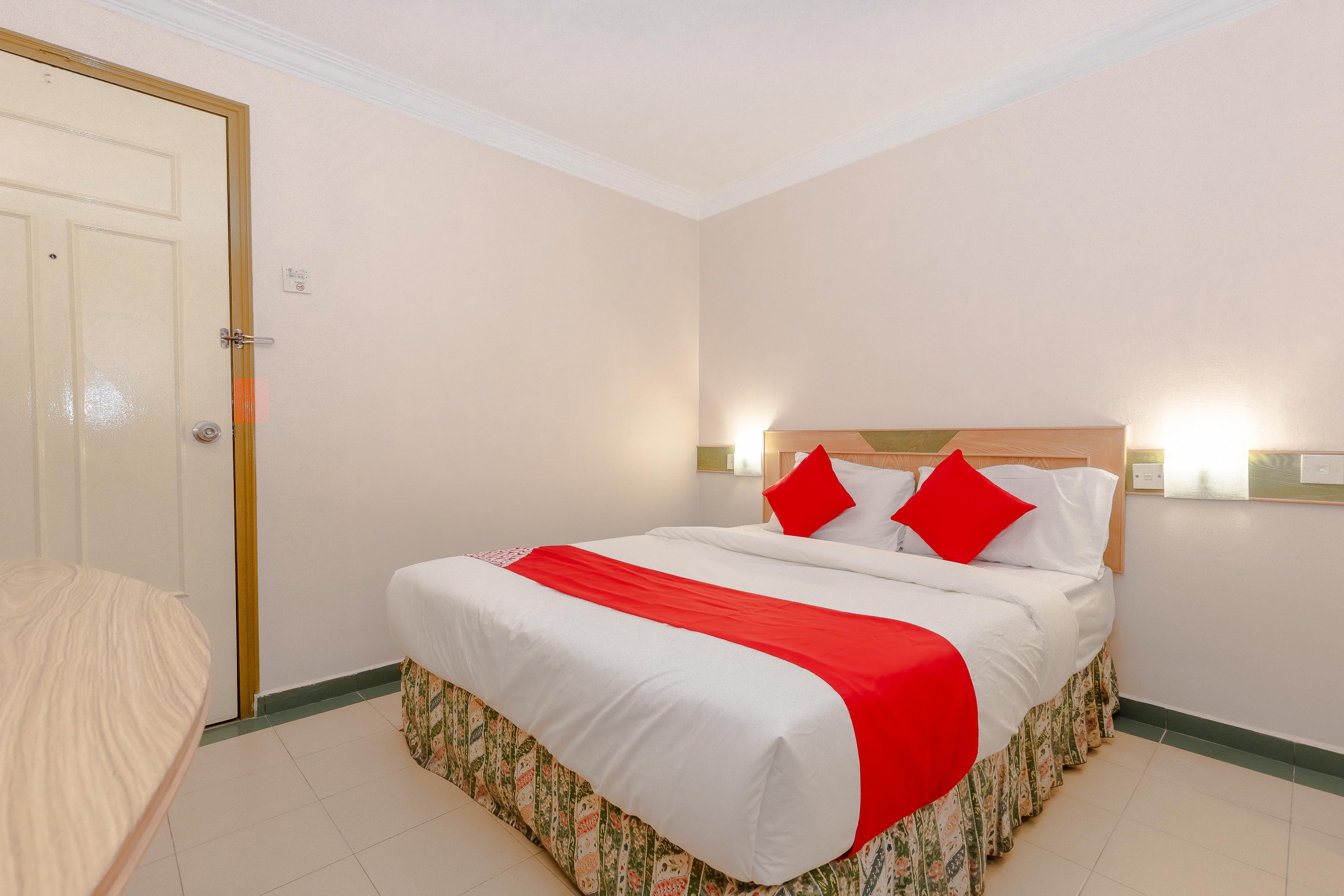 Oyo 764 Hotel Famous Inn Малакка Экстерьер фото