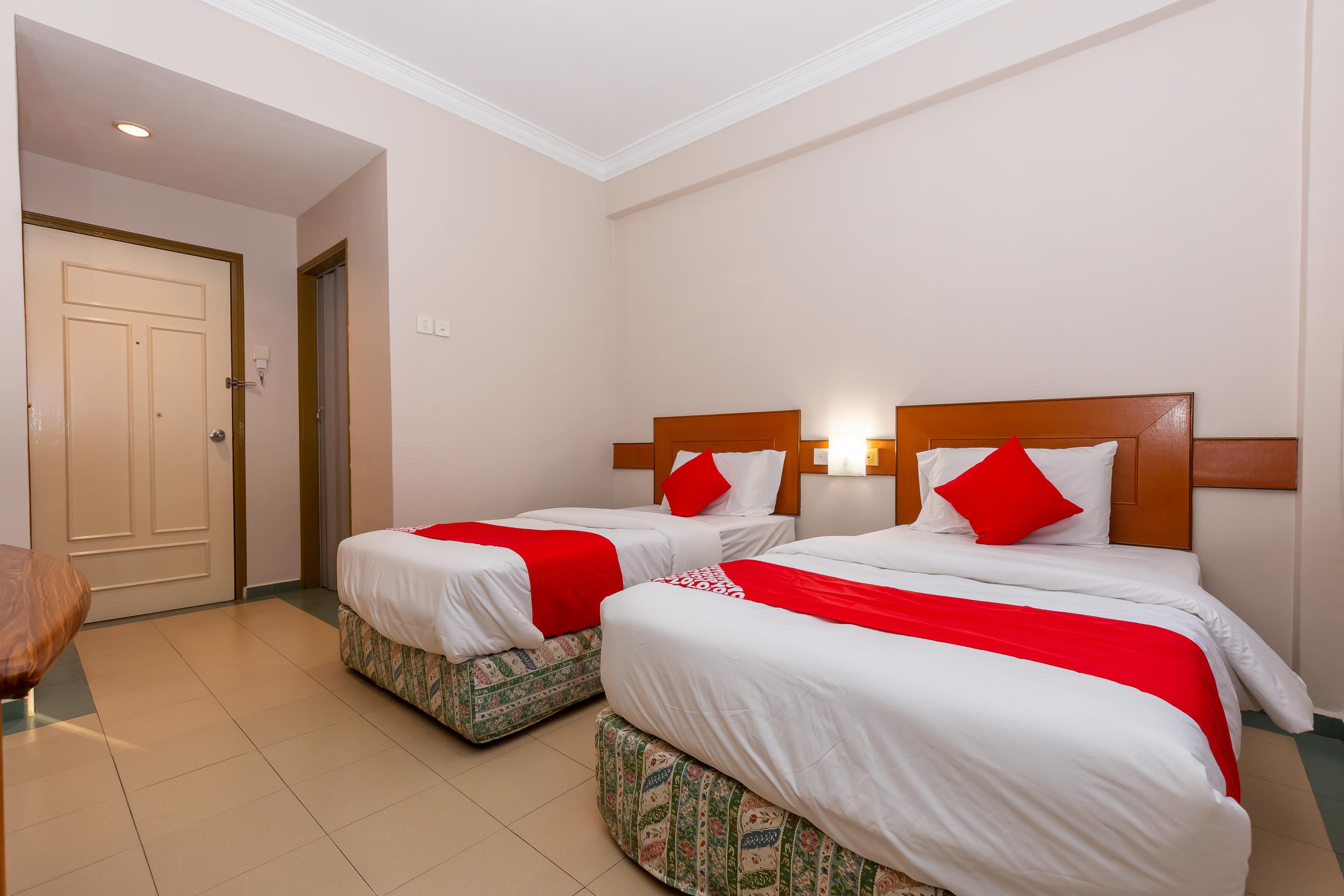 Oyo 764 Hotel Famous Inn Малакка Экстерьер фото