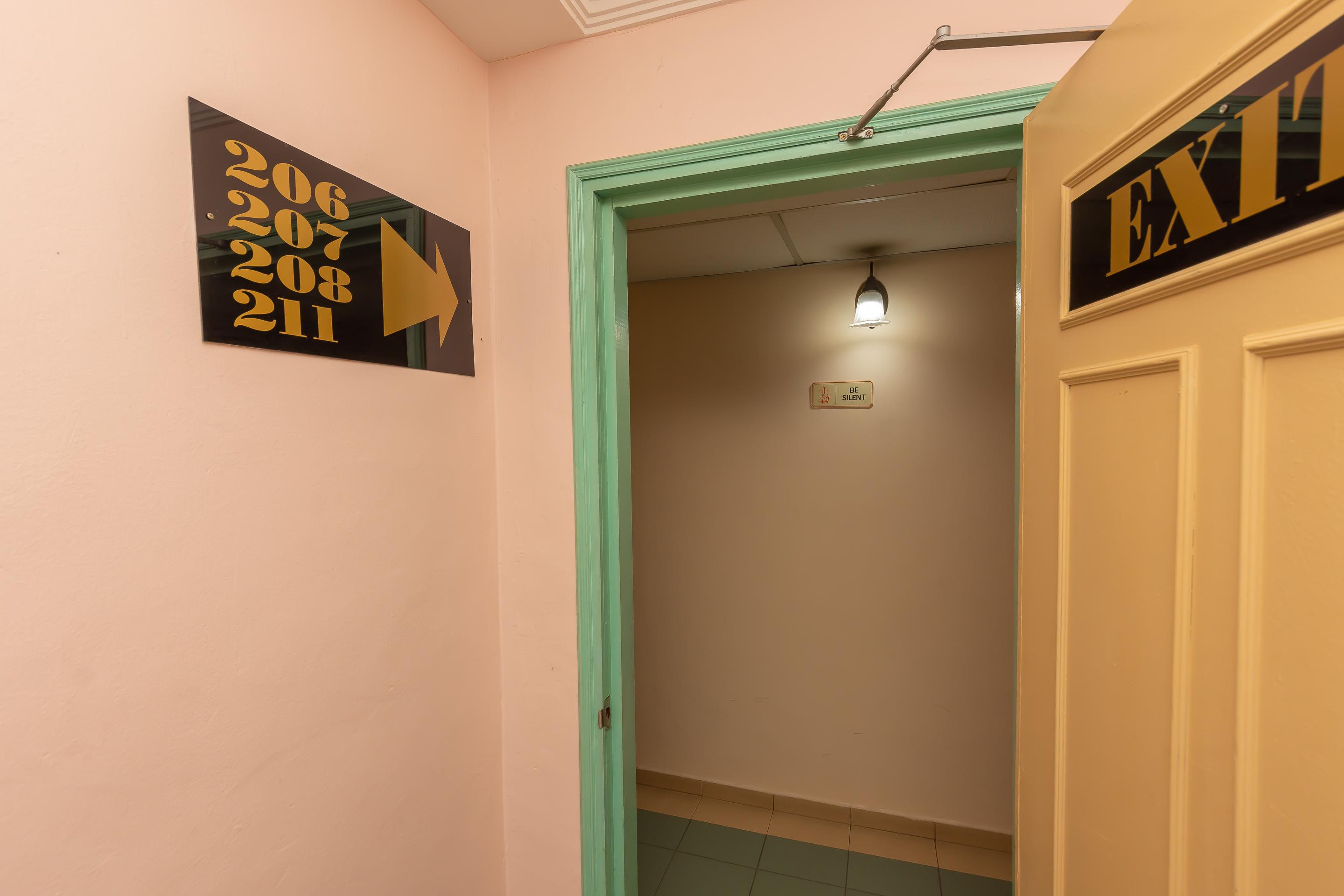 Oyo 764 Hotel Famous Inn Малакка Экстерьер фото