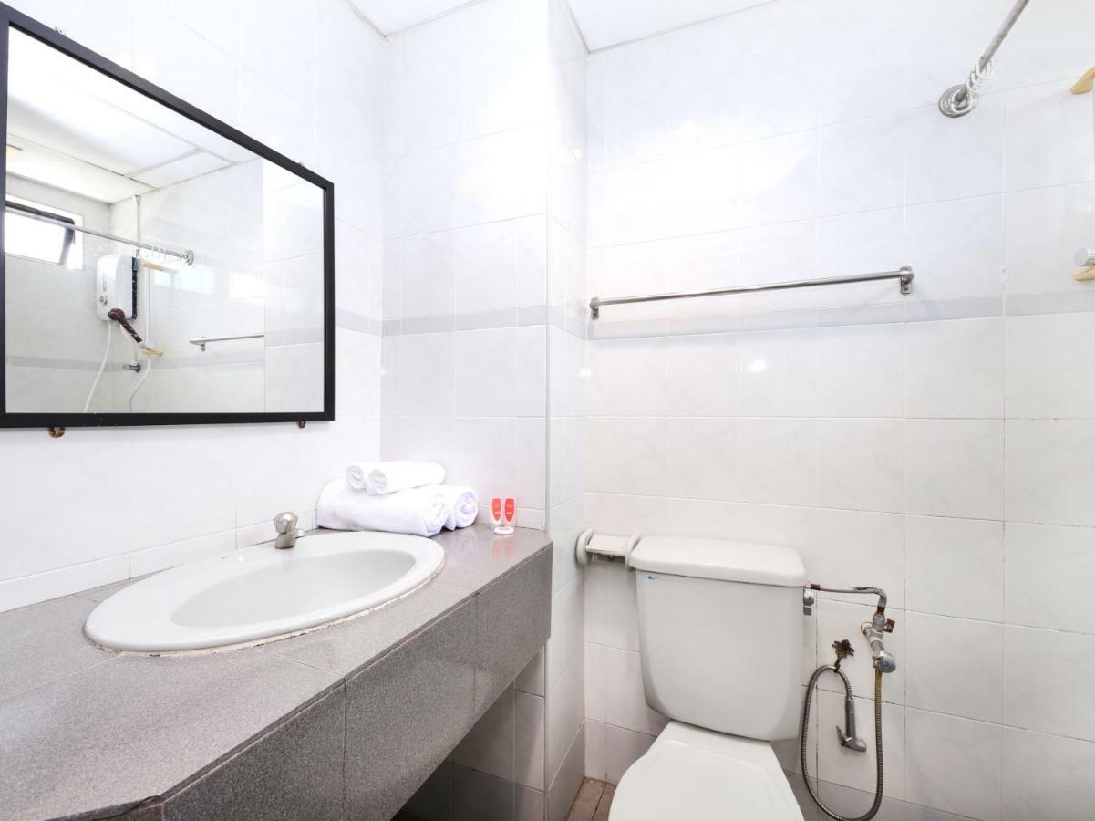 Oyo 764 Hotel Famous Inn Малакка Экстерьер фото