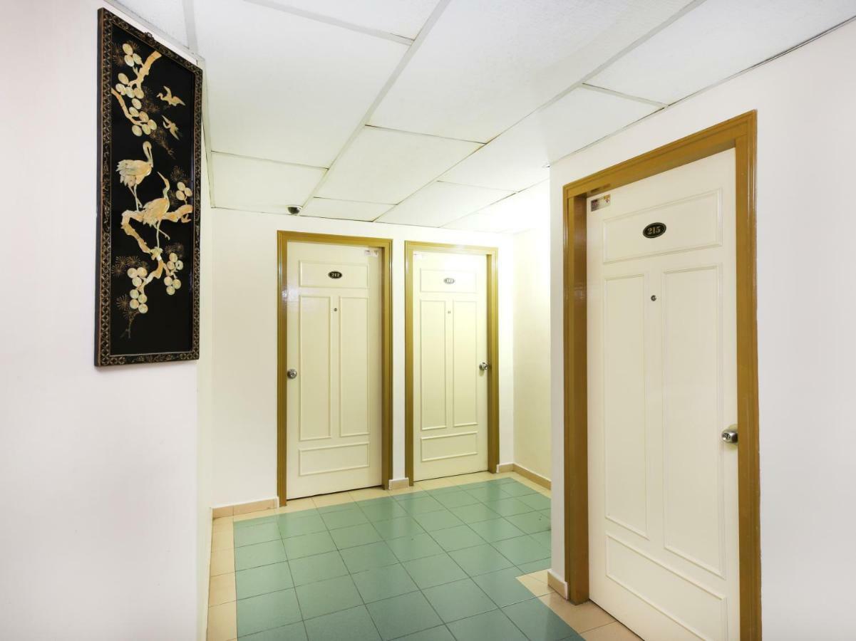 Oyo 764 Hotel Famous Inn Малакка Экстерьер фото
