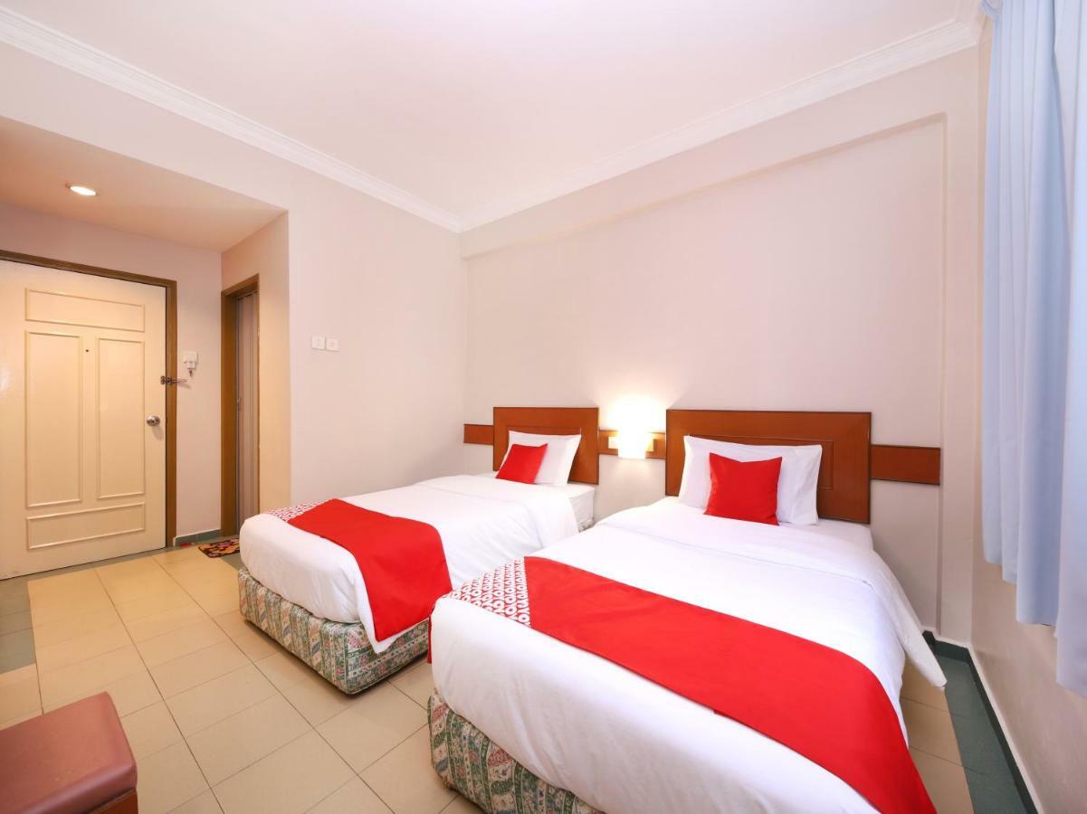 Oyo 764 Hotel Famous Inn Малакка Экстерьер фото