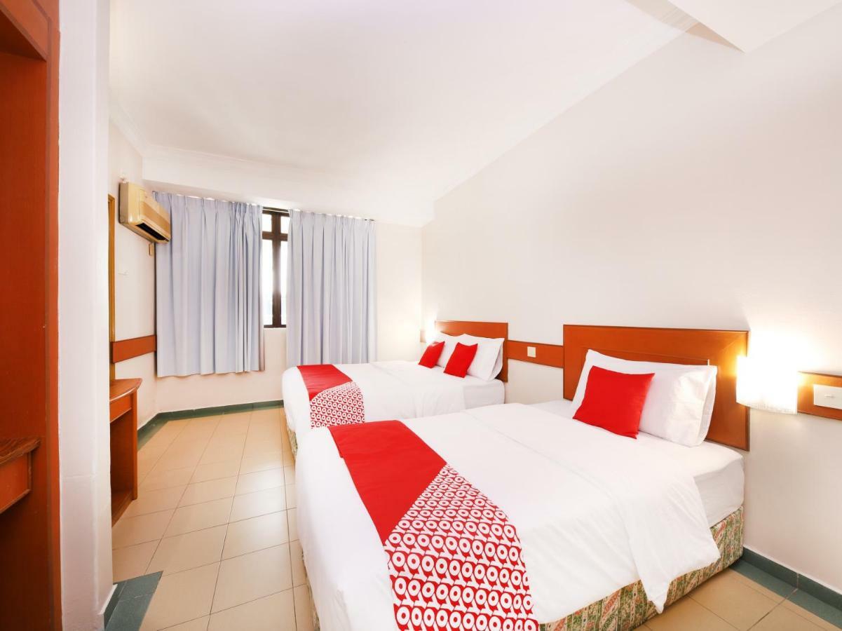 Oyo 764 Hotel Famous Inn Малакка Экстерьер фото