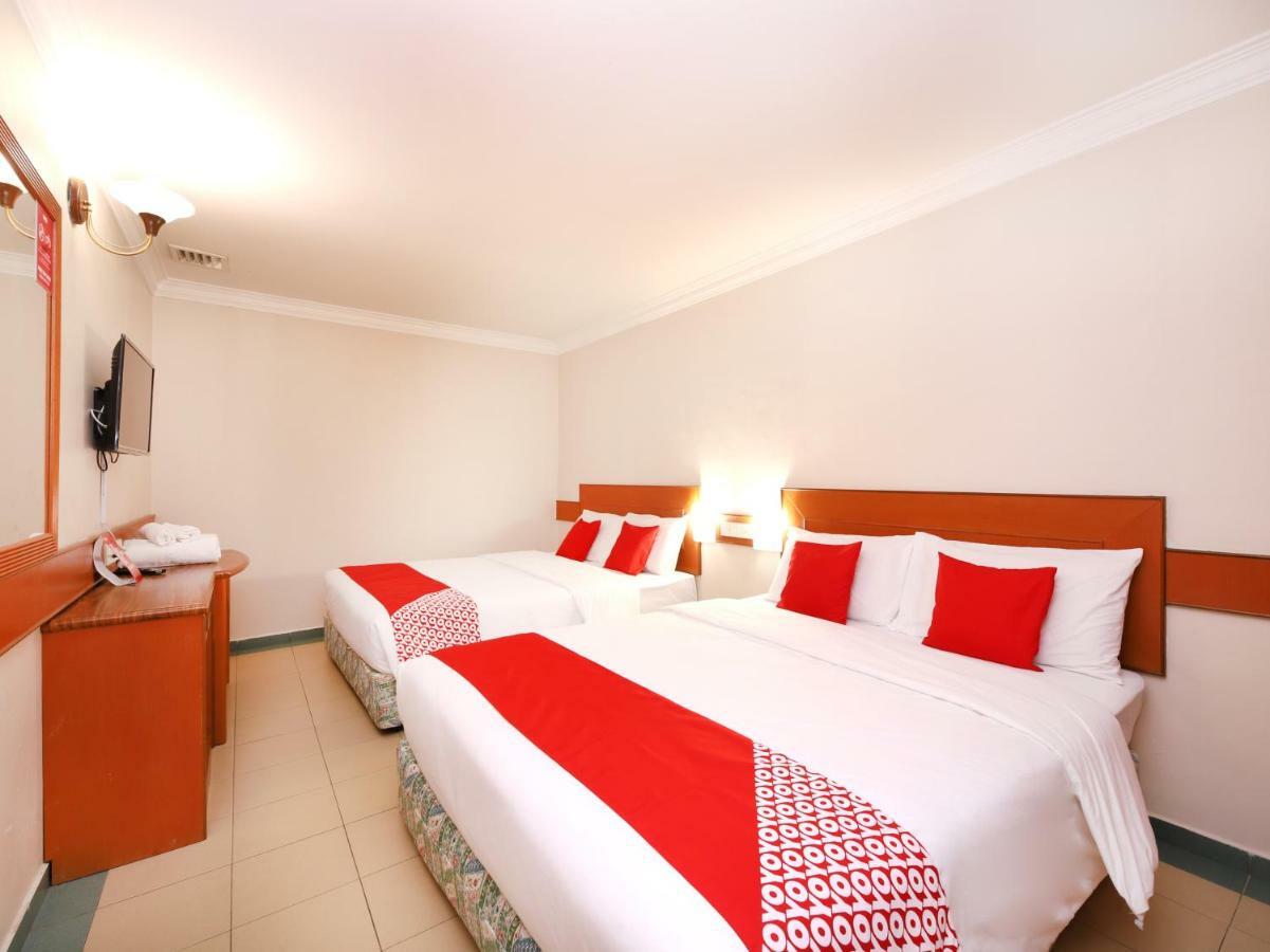 Oyo 764 Hotel Famous Inn Малакка Экстерьер фото